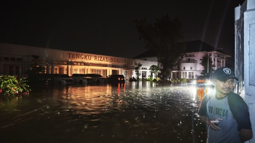 Rumah Dinas Gubernur Sumut Dikelung Banjir