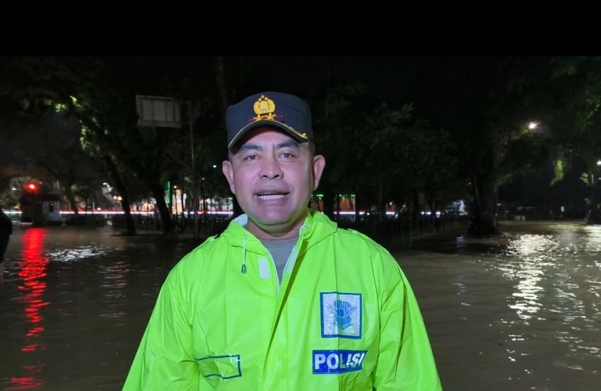 Kapolda Sumut Turun ke Jalan Bantu Warga Terjebak Banjir, 148 Bencana Terjadi dalam Tiga Hari
