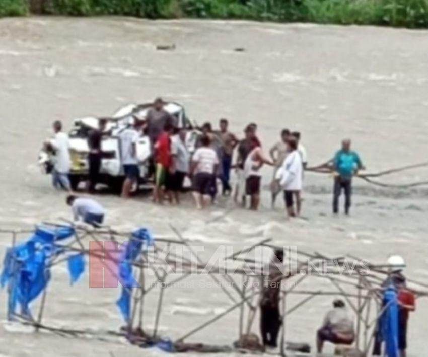 Mobil Angkutan Umum Anak Sekolah Terjun Bebas di Sungai Barumun