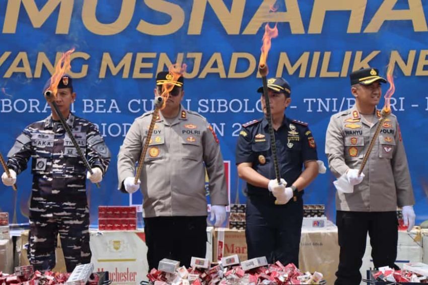 Kapolres Tapteng Saksikan Pemusnahan Rokok Ilegal dan Miras Senilai Rp1,8 Miliar
