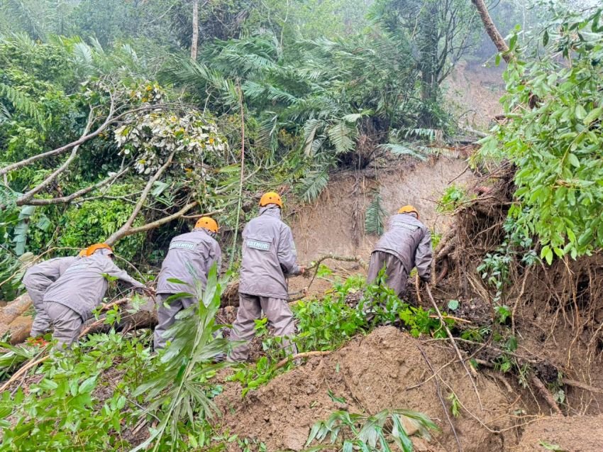 Brimob Poldasu dan Tim SAR Dikerahkan Tembus Banjir & Longsor