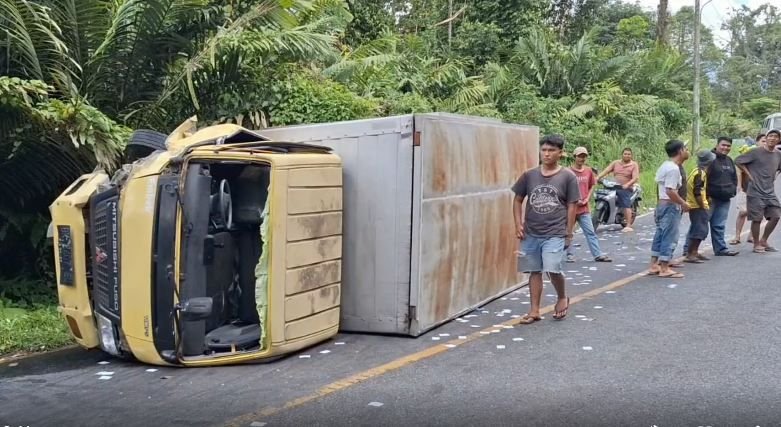 Kehilangan Kendali, Truk Box Tabrak 2 Kendaraan di Jalinsum Sidimpuan-Sibolga