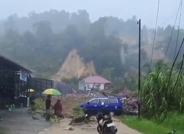 Puluhan Warga Tapteng Terjebak di Hutan: Kiri-Kanan Sudah Longsor, Pak Bupati!