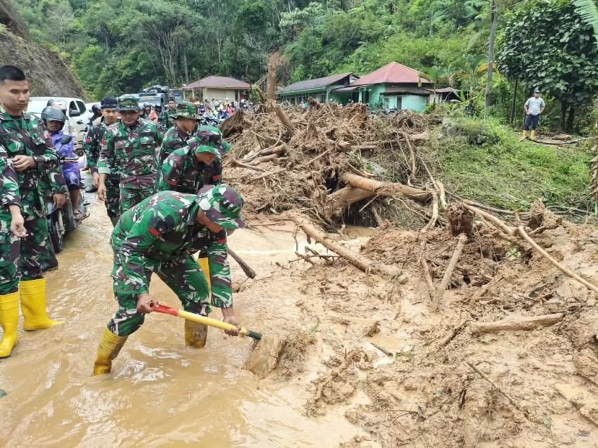 Prajurit Kodim 0212/Tapsel Gerak Cepat Buka Akses Jalan Pasca Bencana Longsor