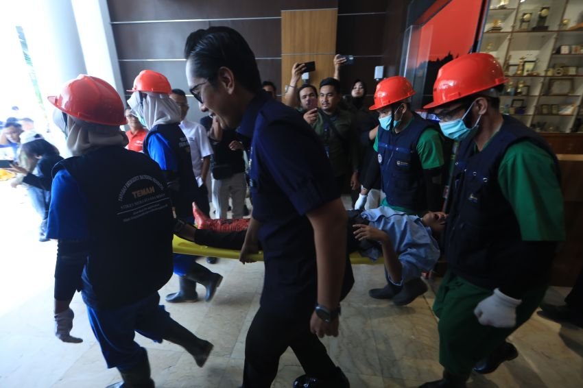 Rico Waas Bantu Evakuasi di Kantor Wali Kota Medan