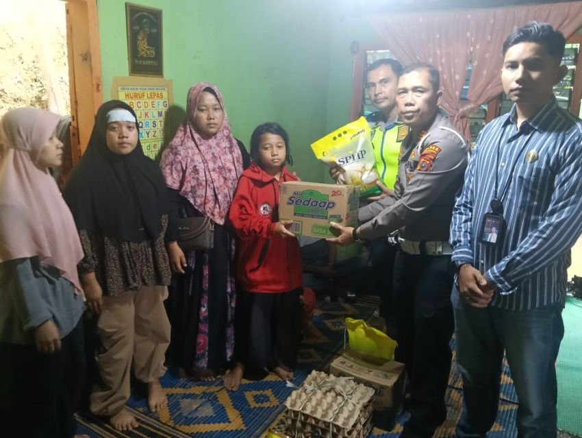 Satlantas Bersama Jasa Raharja Padangsidimpuan Salurkan Bahan Makanan ke Keluarga Korban Lakalantas