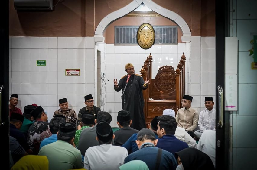 Safari Isya di Masjid Al Arif Billah, Rico Waas Memberdayakan Masjid di Dalam Gang