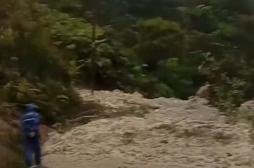 Tertimbun Material Longsor, Jalan Nasional Sipirok-Tapanuli Utara Putus Total