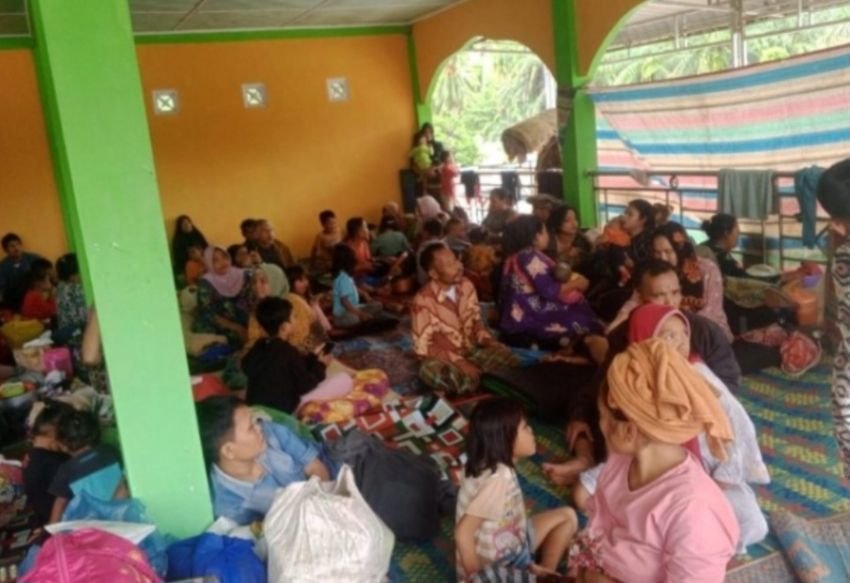 Ratusan Keluarga Desa Muara Batang Angkola, Tapsel Mengungsi di Masjid
