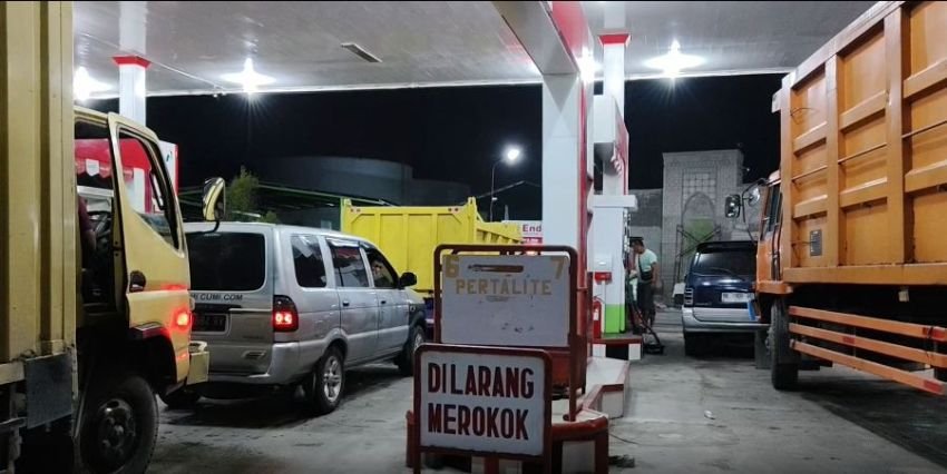 Sudah Sepekan BBM Solar Langka, Antrean Panjang di SPBU