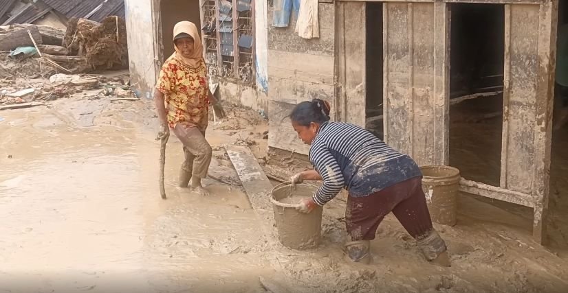 Pasca Bencana, Warga Tapsel Berjibaku Bersihkan Lumpur Setebal 1 Meter dengan Alat Seadanya