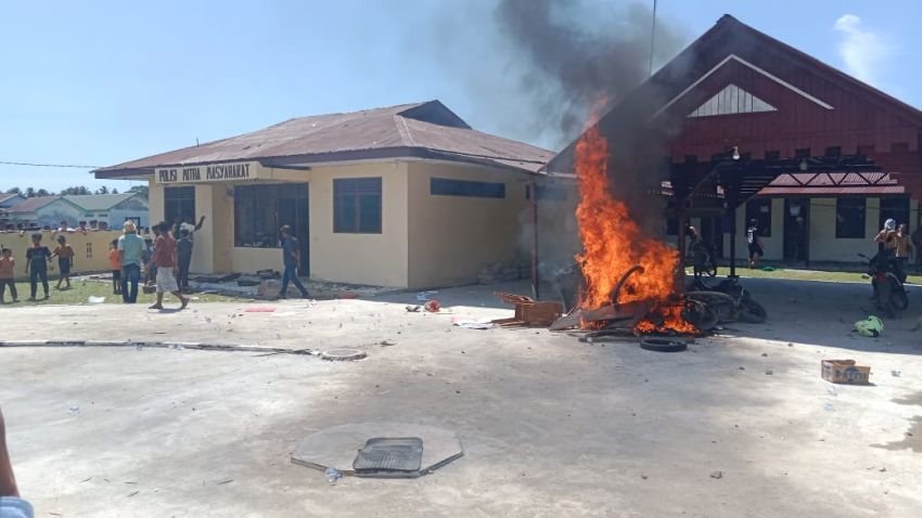 Massa Nyaris Bakar Polsek MBG Madina, Pemicunya Diduga Tangkap Lepas Pengedar Narkoba