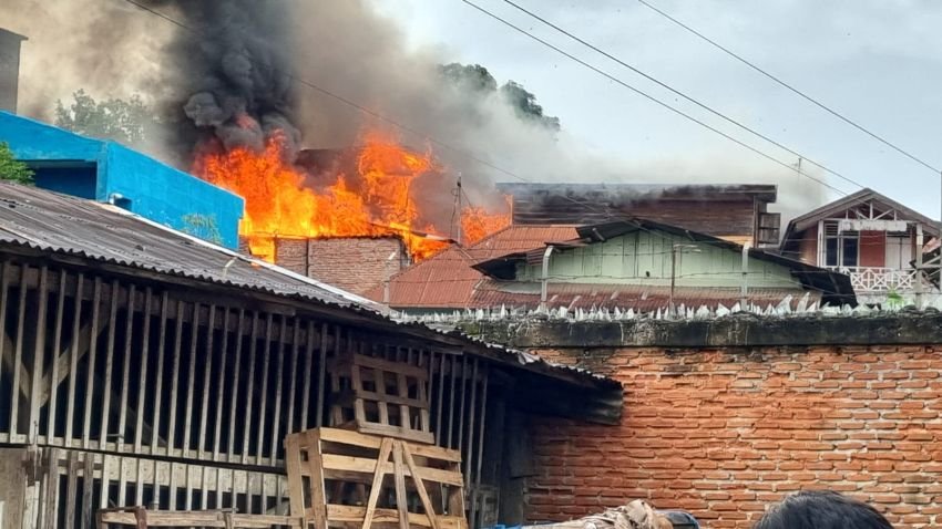 Kampung Bukit Membara, Sejumlah Rumah Dilahap Api Gegerkan Warga