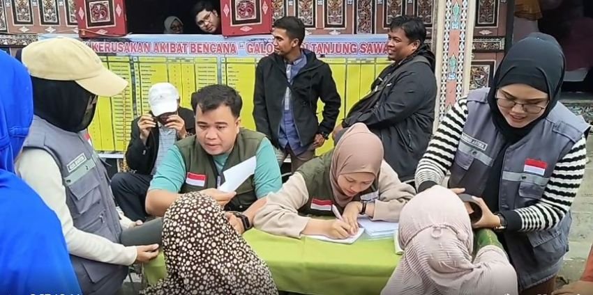 Korban Banjir di Tanah Datar Serbu Posko Pengobatan Gratis Relawan RS Pekanbaru