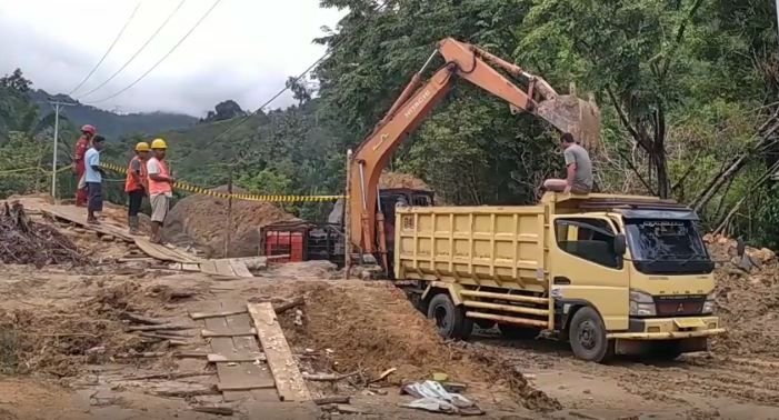 Pasca Bencana, Masyarakat Buka Akses Jalan Secara Swadaya di Tapteng