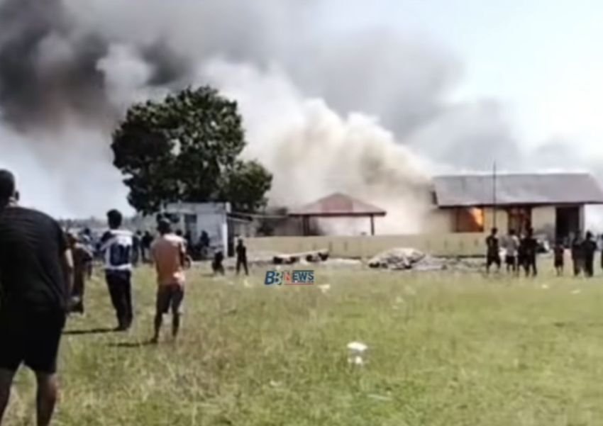 Diduga Terduga Pengedar Dilepas, Kantor Polsek Muara Batang Gadis Tinggal Rangka Akibat Dibakar Massa