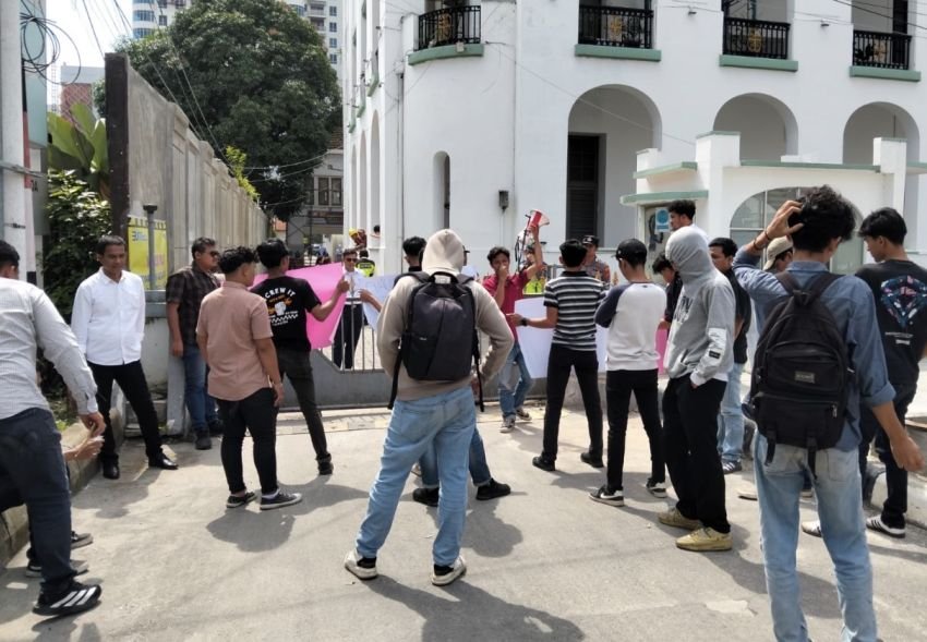 Rubuhkan Bangunan Bersejarah dan “Gusur UMKM”, Mahasiswa Demo Kepala PT KAI Divre I Sumut