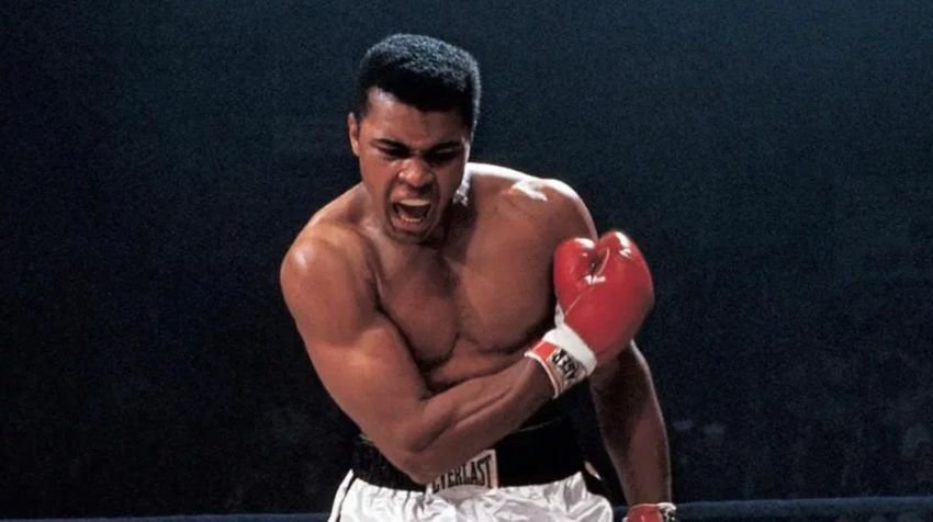 Muhammad Ali Sang Legendaris: Ia Melawan Perang, Kehilangan Gelar, Kini Selamanya Dicintai Dunia