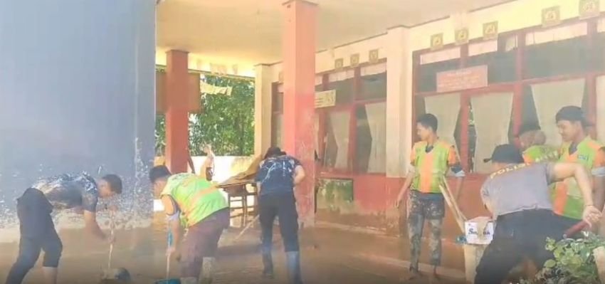 Pemko Padang Turunkan Damkar, Pramuka dan Dinas LH Bersihkan Gedung Sekolah