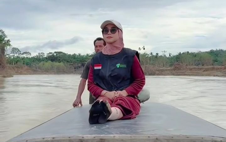 Kunjungi Lokasi Bencana Aceh, Ria Ricis Jatuh di Antara Kayu Gelondongan