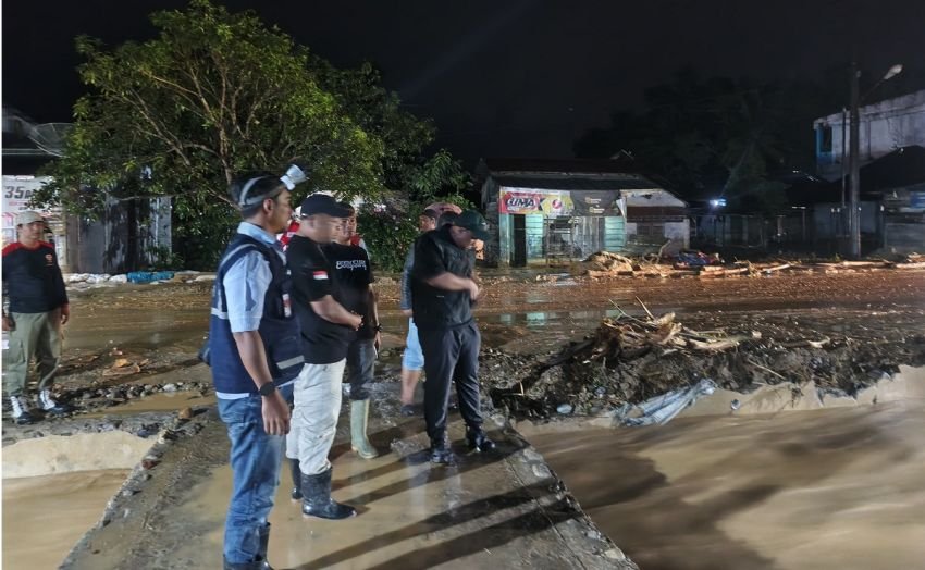 Kasatpol PP Dampingi PMI Kota Padangsidimpuan Bagikan Bantuan Bencana Desa Goti dan Manegen