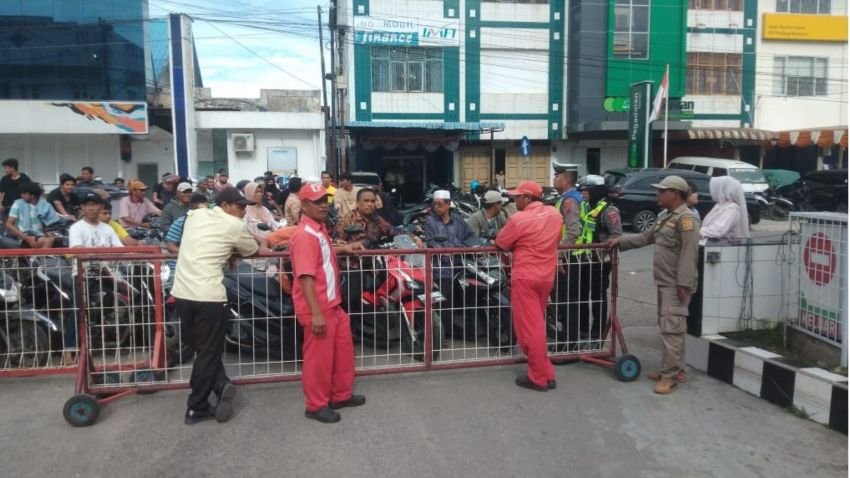 Hindari Kemacetan dan Antrean Berulang, Satpol PP Padangsidimpuan Berjaga di SPBU
