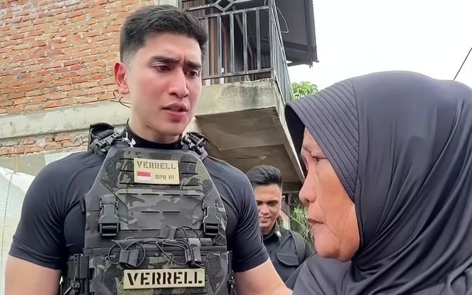 LIhat Langsung Korban Bencana, Verrell Bramasta Menangis di Sumbar
