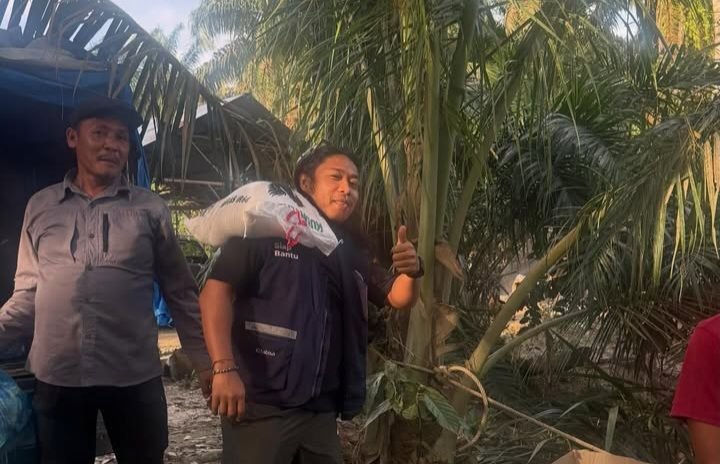 Salurkan Bantuan, Praz Teguh Naik Sampan ke Aras Napal Langkat