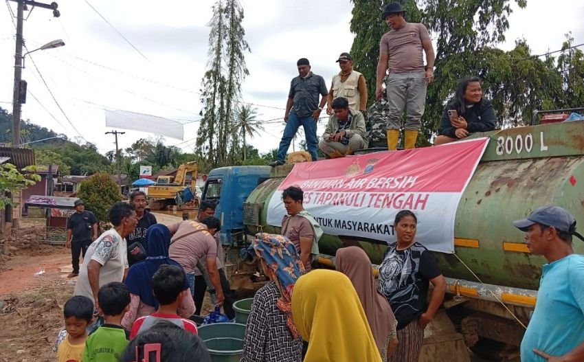 Polres Tapteng Salurkan 9.000 Liter Air ke Empat Titik Terdampak Banjir Bandang Tukka