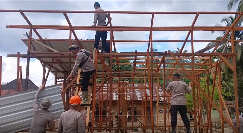 Pasca Banjir Bandang, Warga Manfaatan Kayu Gelondongan untuk Bangun Rumah
