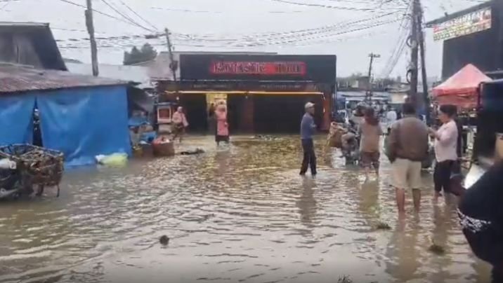 Banjir Rendam Pasar Tradisional Rokan Hulu, Aktivitas Lumpuh