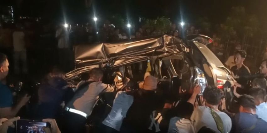 Tanpa Palang Pintu Kereta Api Tabrak Minibus 9 Tewas