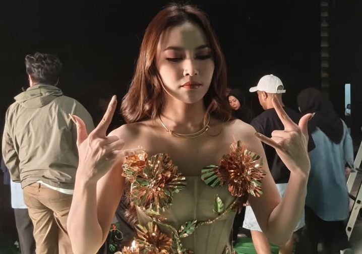 Tinggalkan 2025, Mahalini Pilih Bakar Daging Sapi