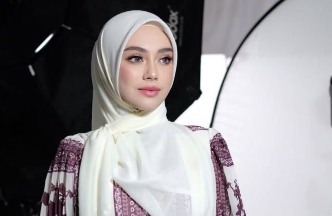Celine Evangelista Sempat Salat Sambil Pegang Buku