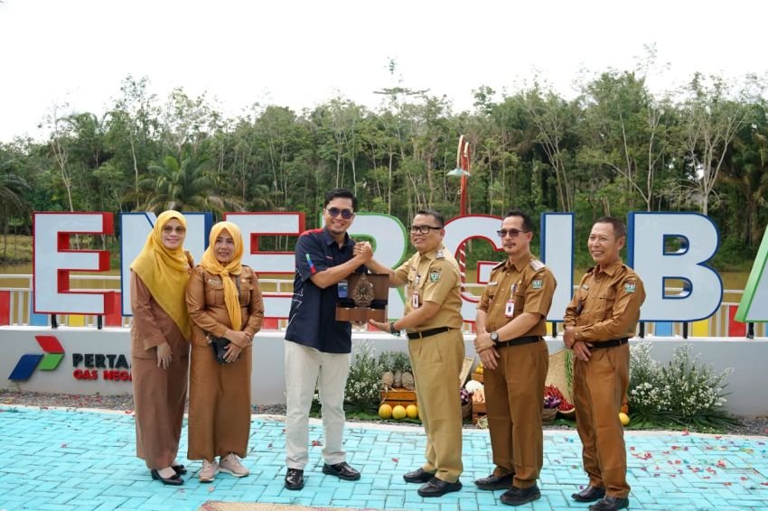 Dorong Ekonomi Kreatif Desa Pagardewa, PGN Serahkan Playground dan Landmark Wisata Danau Kemiri